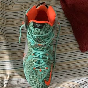 NIKE